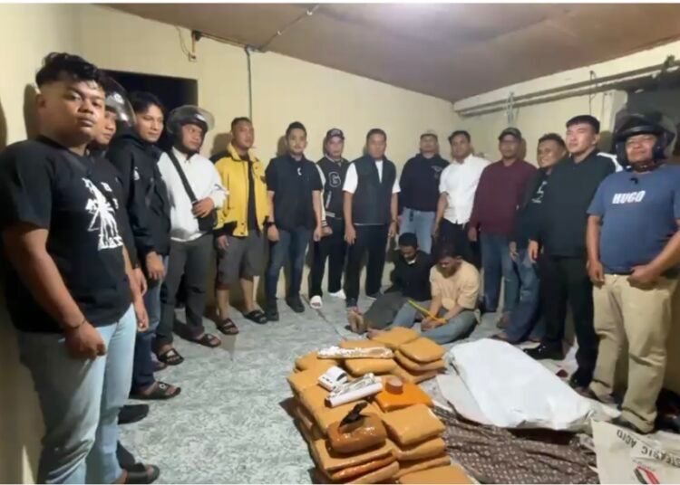Polisi menunjukkan barang bukti 41 paket ganja yang diamankan dalam pengungkapan dugaan penyelundupan narkotika ke Bandung, Jawa Barat, oleh Satresnarkoba Polresta Bukittinggi. Dua pria ditangkap dalam kasus tersebut.