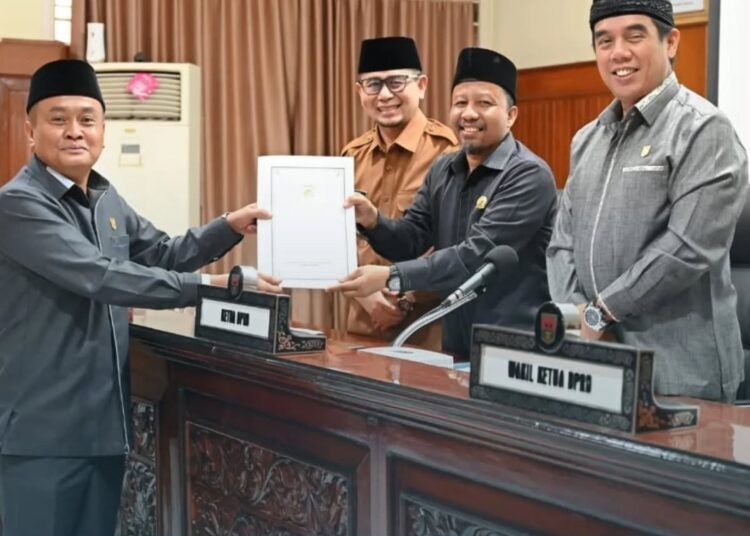 Wakil Wali Kota Bukittinggi Ibnu Asis bersama pimpinan DPRD menandatangani Nota Persetujuan Bersama terhadap Ranperda tentang Pertanggungjawaban Pelaksanaan APBD Tahun Anggaran 2025 dalam rapat paripurna di Gedung DPRD Kota Bukittinggi, Selasa (30/6/2026).