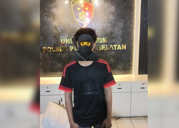 Foto: HRF, seorang dubalang setempat, diamankan polisi setelah diduga terlibat pencurian cengkeh di sebuah gudang rempah di Pasa Gadang, Padang.