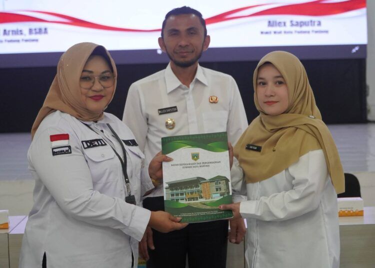 Wakil Wali Kota Padang Panjang, Allex Saputra menyerahkan dokumen perpanjangan perjanjian kerja PPPK secara simbolis kepada seorang PPPK di Hall Balai Kota pada Rabu (1/7/2026). Foto: Pemko Padang Panjang