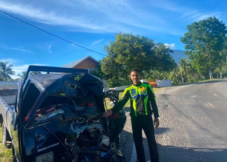 Sebuah pikap remuk parah setelah bertabrakan dengan truk di Jalan Solok–Padang, Jorong Gaduang Dama, Nagari Cupak, Kecamatan Gunung Talang, Kabupaten Solok, Sumatera Barat (Sumbar), pada Kamis (2/7/2026) sekitar pukul 7.00 WIB. Foto: Polres Solok