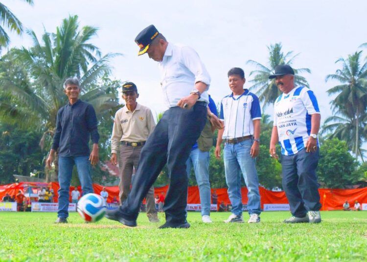 Wakil Wali Kota Payakumbuh Elzadaswarman melakukan tendangan pertama saat pembukaan Open Turnamen POSSPA Cup II Sumbar-Riau Tahun 2026 di Lapangan POSSPA, Kelurahan Payobasung, Rabu (1/7/2026), sebagai tanda dimulainya kompetisi sepak bola yang diikuti tim dari Sumatera Barat dan Riau.