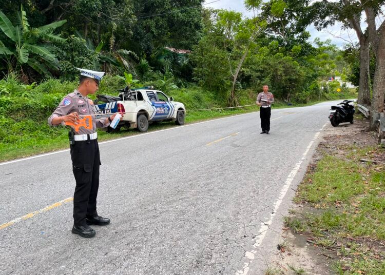 Petugas Satlantas Polresta Solok melakukan olah TKP di lokasi kecelakaan beruntun yang menewaskan seorang mahasiswi di Jalan Lintas Sumatera, Kecamatan X Koto Singkarak, Kabupaten Solok, Rabu (1/7/2026).