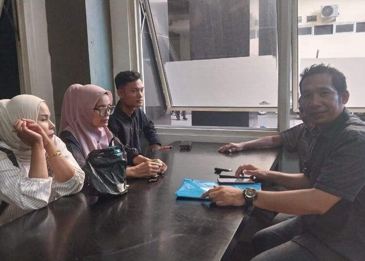 Keluarga Ingga Pratama Putra didampingi kuasa hukum mendatangi Polda Sumatera Barat, Kamis (2/7/2026), untuk melaporkan penanganan kasus kematian guru PPPK yang ditemukan tewas di mes Polres Pesisir Selatan serta meminta pengawasan terhadap proses penyelidikan.