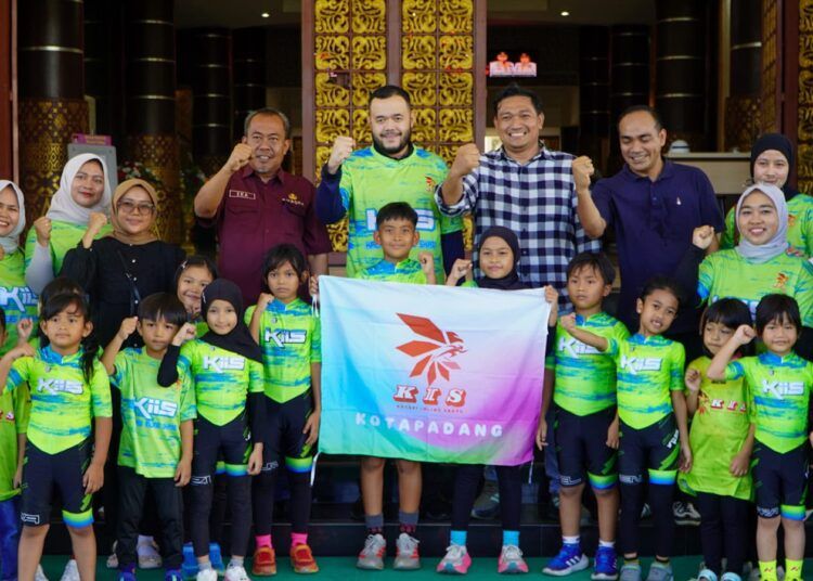 Wali Kota Padang Fadly Amran secara resmi melepas keberangkatan atlet Kreasi Inline Skate (KIIS) yang akan berlaga pada Kejuaraan Sepatu Roda Tingkat Nasional Pariaman Open 2026 Piala Wali Kota Pariaman.