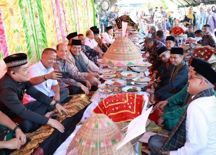Makan Bajamba meriahkan peringatan Hari Jadi Kota (HJK) Pariaman ke-24 yang digelar di halaman Balai Kota Pariaman, Kamis (2/7/2026).