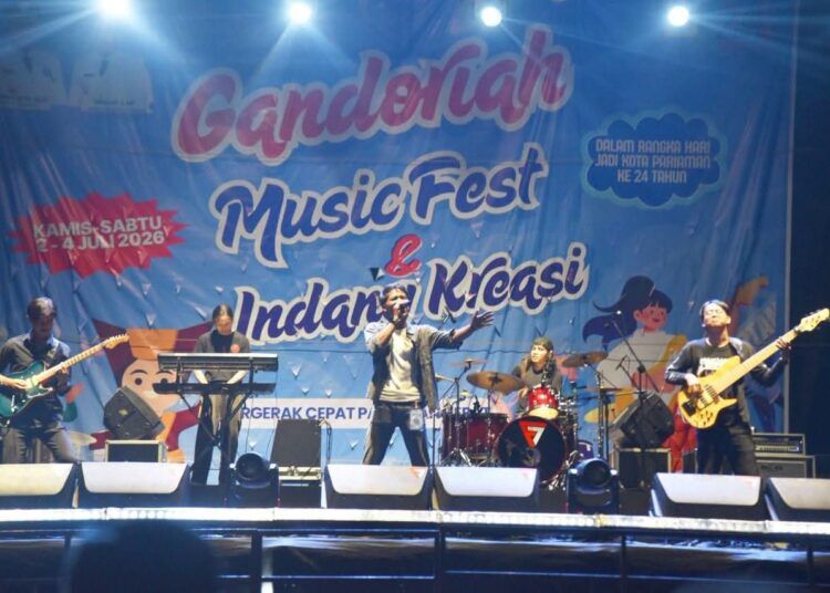 Sebanyak 14 grup band dari berbagai kabupaten dan kota di Sumatera Barat memeriahkan Gandoriah Music Fest yang menjadi bagian dari rangkaian Hari Jadi Kota Pariaman ke-24.