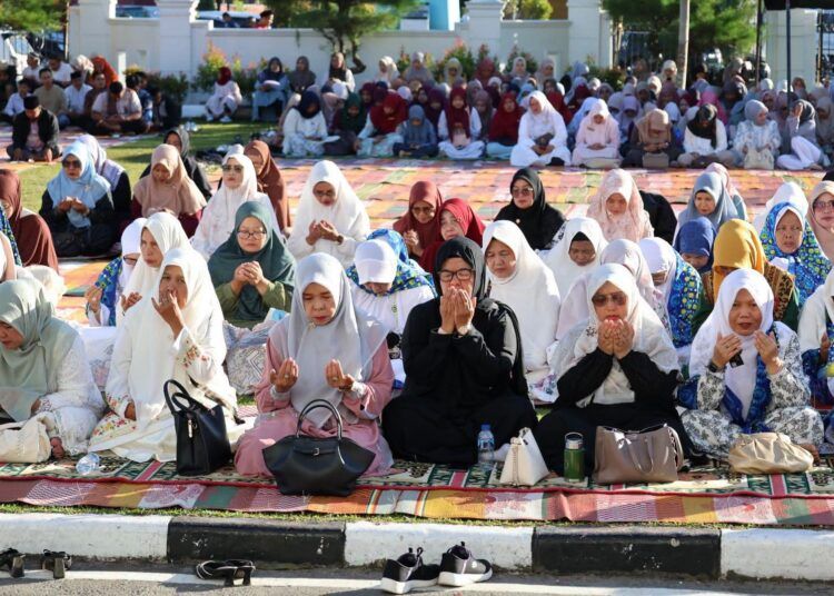 Pemerintah Kota (Pemko) Pariaman menggelar sholawat, zikir, dan doa bersama dalam rangka memperingati Hari Jadi Kota Pariaman ke-24 di halaman Balai Kota Pariaman, Jumat (3/7/2026).