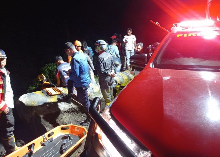 Tim penyelamatan berusaha untuk mengevakuasi korban yang tewas terjepit truk di jurang di Jalan Raya Padang—Solok, tepatnya di Pendakian Tunggua Panorama II, Sitinjau Lauik, Kelurahan Indarung, Kecamatan Lubuk Kilangan, Padang, pada Kamis (2/7/2026) malam. Foto: Polresta Padang