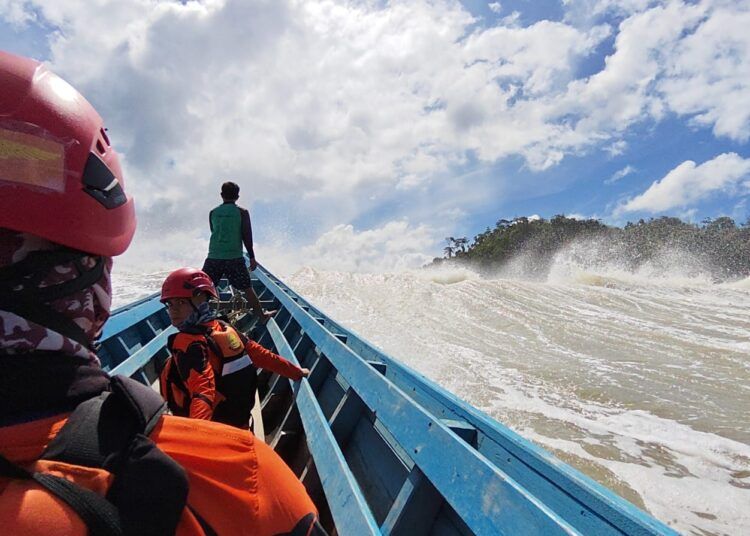 Tim Unit SAR Mentawai pada Jumat (3/7/2026) mencari anak tiga tahun yang hilang di Muara Simatalu, Desa Simatalu, Kecamatan Siberut Barat Daya, Kepulauan Mentawai, pada Rabu (1/7/2026). Foto: Unit SAR Mentawai