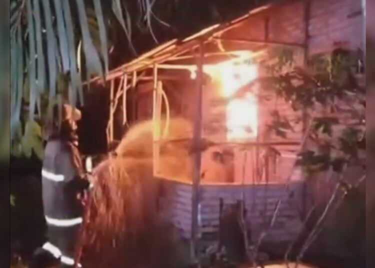 Petugas damkar memadamkan api yang membakar rumah di Kampung Setia Baru, Jorong Air Hangat, Nagari Tanjung Betung Utara, Kecamatan Rao Selatan, Pasaman, Sumatera Barat (Sumbar), pada Sabtu (4/7/2026) dini hari.