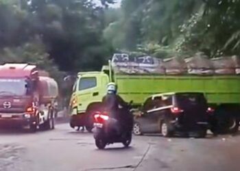Truk Tronton Melintang di Sitinjau Lauik, Jalur Padang–Solok Lumpuh Sebagian
