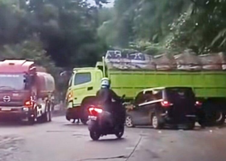 Jalur lintas utama Padang–Solok mengalami kemacetan panjang akibat sebuah truk roda sepuluh melintang di kawasan Tunggua, pendakian Panorama 2, Sitinjau Lauik, Kota Padang pada Sabtu (4/7/2026) pagi.
