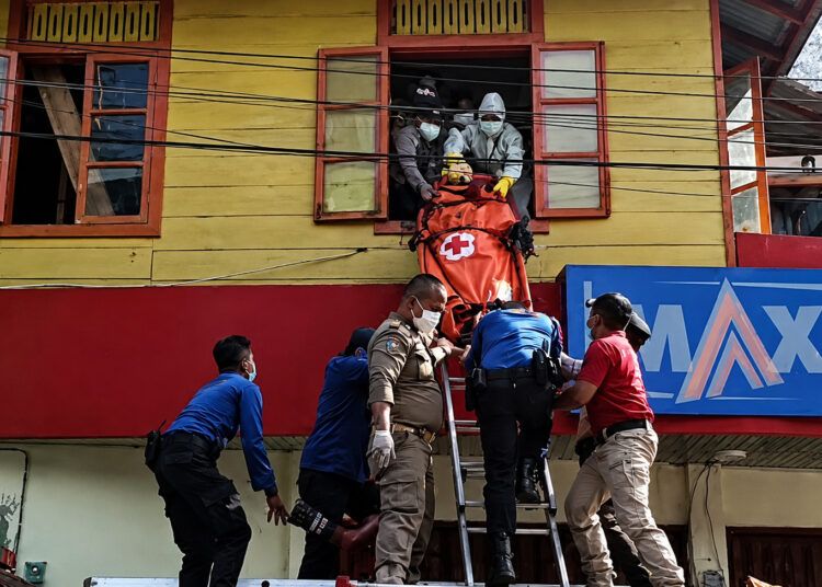 Tim gabungan mengevakuasi sesosok mayat pria lanjut usia di lantai dua sebuah bangunan di kawasan Kampung Cino, Kelurahan Benteng Pasar Atas, Kecamatan Guguk Panjang, Kota Bukittinggi, pada Sabtu (4/7/2026) pagi.