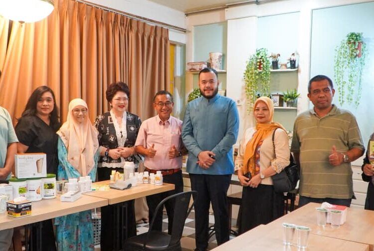 Wali Kota Padang, Fadly Amran, menerima kunjungan Bekas Timbalan Menteri Kesihatan I Malaysia, Datuk Noor Azmi, di Lapak Warung Cokro, Kelurahan Berok Nipah, Kecamatan Padang Barat, Kota Padang, pada Sabtu (4/7/2026). Foto: Pemko Padang