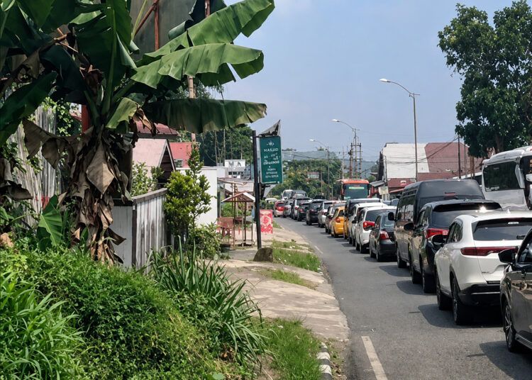 Kemacetan panjang terjadi di jalur Padang–Bukittinggi kawasan Lembah Anai, Sabtu (4/7/2026), akibat sistem buka-tutup jalan selama proses pengecoran di titik bekas longsor. Foto: Istimewa.