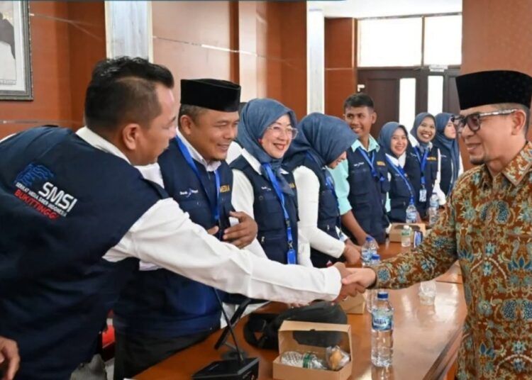 Wakil Wali Kota Bukittinggi, Ibnu Asis, menghadiri pelantikan Pengurus Serikat Media Siber Indonesia (SMSI) Kota Bukittinggi periode 2026–2031 di Aula Balai Kota Bukittinggi, Sabtu (4/7/2026). Roni Novendra resmi dilantik sebagai Ketua SMSI Kota Bukittinggi untuk masa bakti 2026–2031.