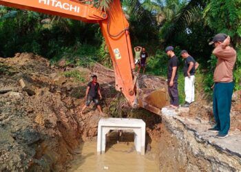 Pemkab Dharmasraya Tangani Cepat Gorong-gorong Putus di Nagari Simalidu