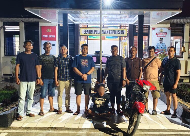 Petugas kepolisian mengamankan Aldo Herizaldo (25), buronan kasus pencurian kendaraan bermotor (curanmor) lintas provinsi yang ditangkap di sebuah rumah kontrakan di Jorong Pasir Putih, Kecamatan Pulau Punjung, Kabupaten Dharmasraya.