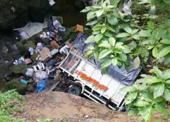 Truk Colt Diesel Masuk Jurang di Jalur Sumbar–Riau, Sopir Diduga Mengantuk