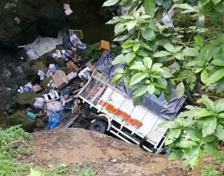 Truk Mitsubishi Colt Diesel mengalami kerusakan parah setelah terjun ke jurang di Jalan Nasional Sumbar–Riau Kilometer 10, Jorong Air Putih, Kecamatan Harau, Kabupaten Lima Puluh Kota, Sabtu (4/7/2026).