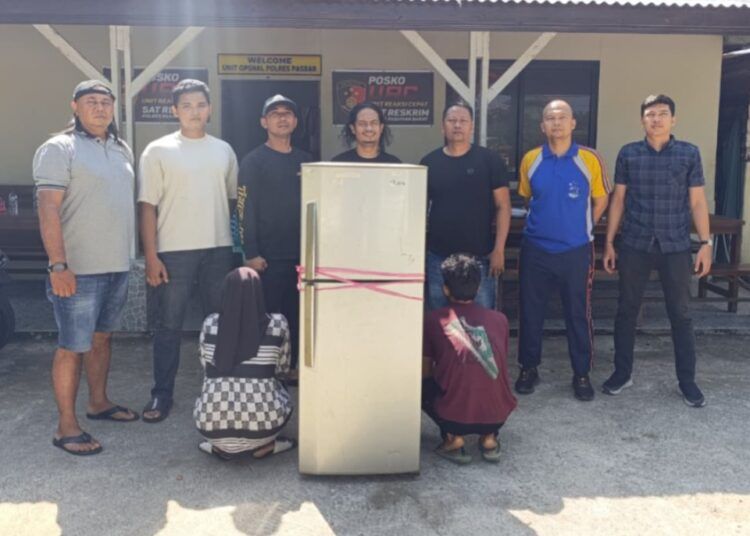 Polisi menangkap sepasang suami istri di rumah mereka di Nagari Ampek Koto Barat, Kecamatan Kinali, Pasaman Barat, pada Sabtu (4/7/2026) sekitar pukul 08.45 WIB karena diduga mencuri peralatan rumah tangga di rumah. Foto: Polres Pasaman Barat