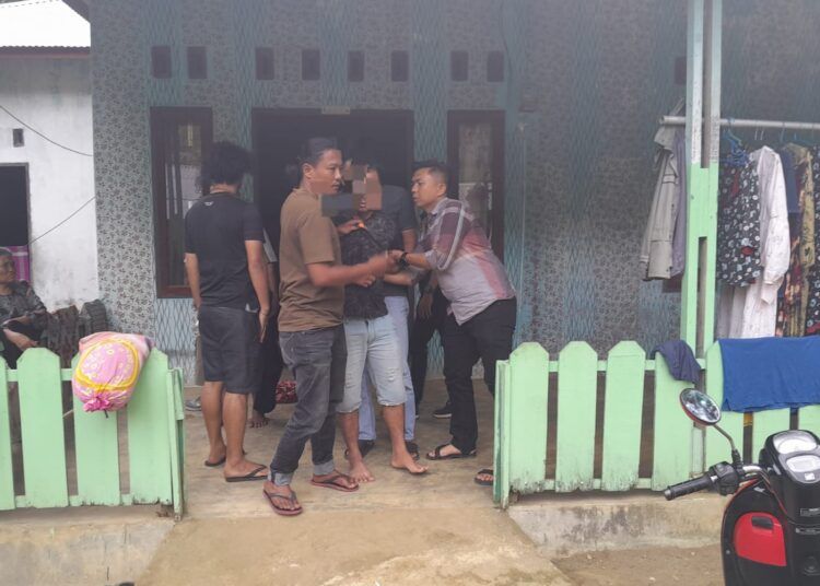 Polisi menangkap seorang laki-laki di rumahnya di ‎Jorong Sungai Magelang, Nagari Rabi Jonggor, Kecamatan Gunung Tuleh, Pasaman Barat, Sumatera Barat (Sumbar), pada Jumat (3/7/2026) sekitar pukul 16.00 WIB karena diduga menganiaya orang dengan senjata tajam. Foto: Polres Pasaman Barat