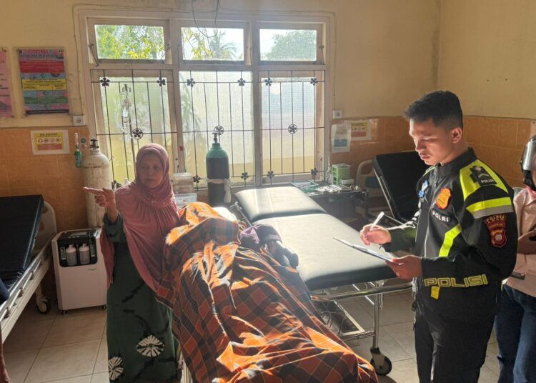 Jenazah pengendara sepeda motor yang tewas dibawa ke Puskesmas Tanjung Mutiara setelah sepeda motor korban bersenggolan dengan truk tronton bermuatan minyak sawit mentah (CPO) di jalan Agam—Pasaman Barat, tempatnya di Jorong Durian Kapeh, Nagari Durian Kapeh Darusalam, pada Sabtu (4/7/2026) subuh. Foto: Polres Agam
