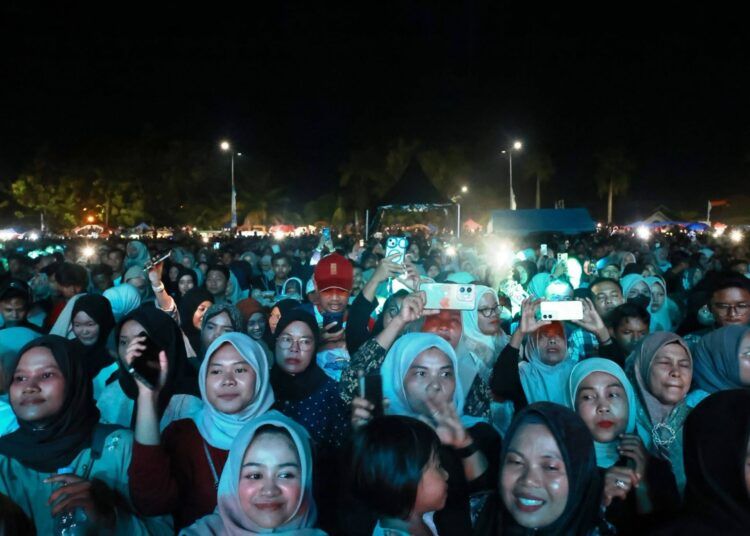 Penyanyi Minang Fauzana tampil menghibur ribuan masyarakat pada panggung hiburan rakyat dalam rangka puncak Hari Jadi ke-24 Kota Pariaman di Lapangan Youth Center GOR Rawang, Sabtu malam (4/7/2026).