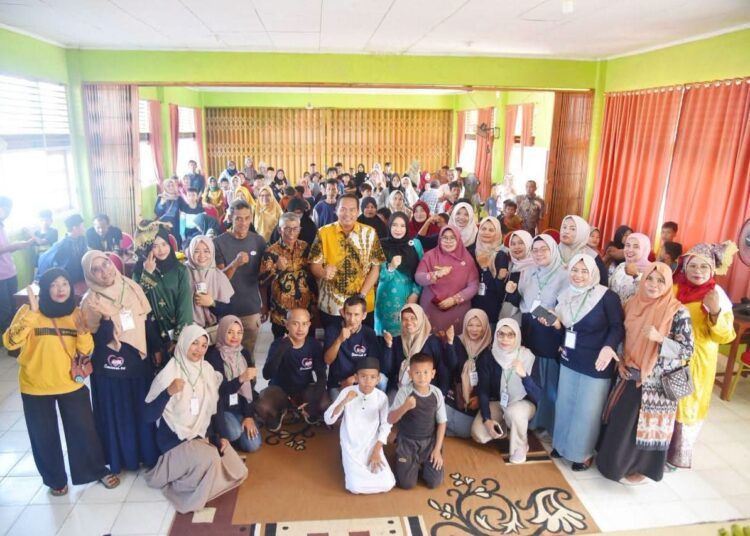 Wali Kota (Wako) Pariaman, Yota Balad, membuka kegiatan khitanan massal gratis yang digagas oleh Alumni SMAN 1 Pariaman Angkatan 96.