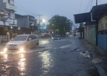 Sejumlah Titik di Padang Terendam Banjir, Arus Deras Hambat Pengendara