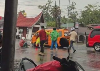Video: Detik-Detik Sejumlah Pengendara Motor Terjatuh di Perlintasan Rel Lubuk Buaya Padang