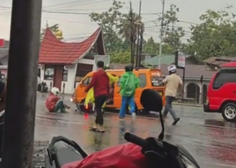 Sejumlah pengendara sepeda motor terjatuh saat melintasi perlintasan rel kereta api di kawasan Lubuk Buaya, Kota Padang, Minggu (5/7/2026) sore.