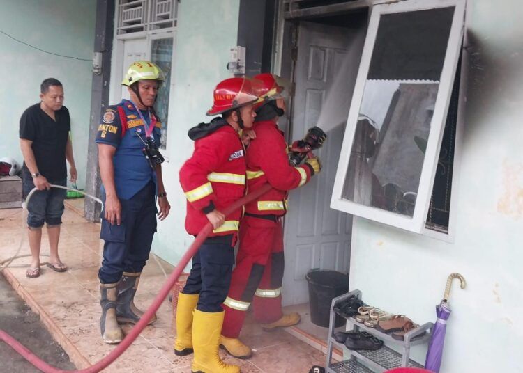 Satu unit kamar kos di Komplek Kodam Nomor D2 A, RT 002 RW 022, Kelurahan Surau Gadang, Kecamatan Nanggalo, Kota Padang, Sumatera Barat, terbakar pada Minggu (5/7/2026) sore.