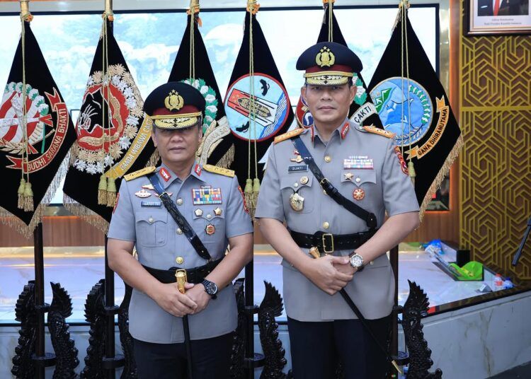 Komjen Pol Gatot Tri Suryanta berjabat tangan dengan Irjen Pol Djati Wiyoto Abadhy usai prosesi Serah Terima Jabatan (Sertijab) Kapolda Sumatera Barat di Rupatama Mabes Polri, Sabtu (4/7/2026).