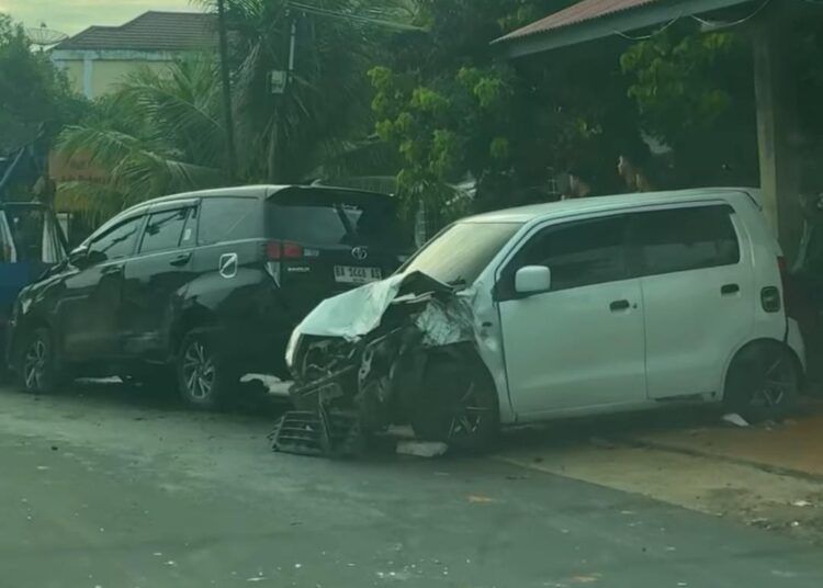Dua motor dan satu mobil terlibat kecelakaan lalu lintas di jalan lintas Padang–Bukittinggi, tepatnya di kawasan Sicincin, Kabupaten Padang Pariaman, pada Senin (6/7) pagi. Foto: Tangkapan layar media sosial