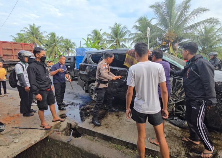 Dua mobil terlibat kecelakaan lalu lintas di jalan lintas Padang–Bukittinggi, tepatnya di Korong Pasar Laban, Nagari Sicincin, Kecamatan 2x11 Enam Lingkung, Kabupaten Padang Pariaman, pada Senin (6/7/2026) sekitar pukul 07.00 WIB.