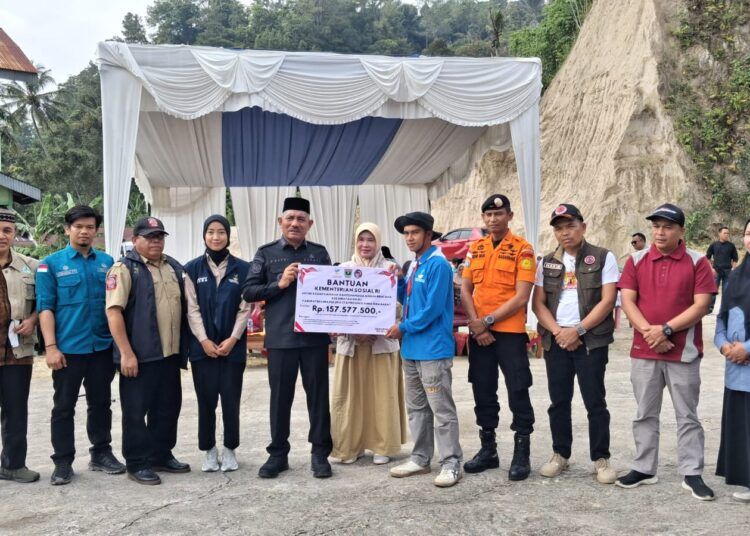 Pemerintah Kabupaten Lima Puluh Kota bersama Kementerian Sosial RI menyerahkan bantuan kesiapsiagaan dan penanggulangan bencana senilai Rp157,57 juta kepada Kampung Siaga Bencana (KSB) Sulam Naga di Kecamatan Suliki untuk memperkuat kapasitas masyarakat dalam menghadapi potensi bencana.