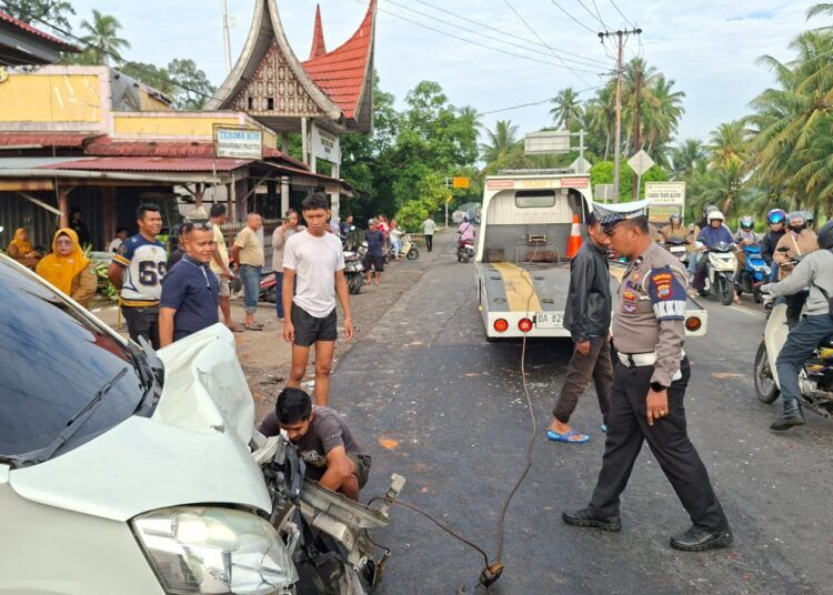Kecelakaan beruntun melibatkan dua mobil dan satu motor terjadi di jalan lintas Padang–Bukittinggi, tepatnya di kawasan Jorong Pasa Laban, Korong Sicincin, Kecamatan 2x11 Enam Lingkung, Kabupaten Padang Pariaman, pada Senin (6/7/2026) sekitar pukul 07.00 WIB.