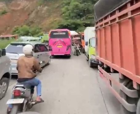 Arus lalu lintas di Jalan Lintas Padang–Solok mengalami kemacetan parah di kawasan Sitinjau Lauik, Kota Padang, pada Senin (6/7/2026) siang. Foto: Tangkapan layar media sosial