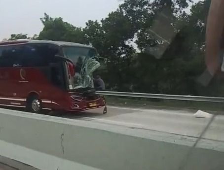 Bus Palala tujuan Padang mengalami kecelakaan di ruas Tol Lampung–Palembang Km 44, Senin (6/7/2026) sekitar pukul 16.00 WIB.