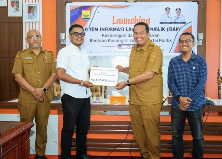 Wali Kota Pariaman, Yota Balad, menyerahkan secara simbolis bantuan keuangan kepada partai politik yang memiliki kursi di DPRD Pariaman di Ruang Rapat Wali Kota Pariaman, Senin (6/7/2026).