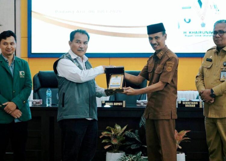 Wakil Bupati Solok Selatan, Yulian Efi, menyambut kedatangan mahasiswa KKN dari UNP dan Unand di Aula Sarantau Sasurambi, Kantor Bupati Solok Selatan, Senin (6/7/2026).