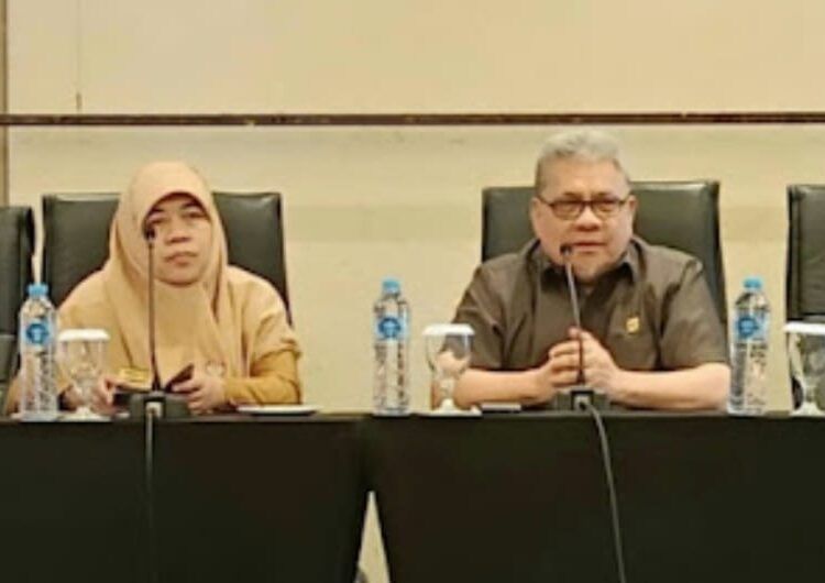 Ketua DPRD Sumatera Barat, Muhidi, menyampaikan materi dalam Bimtek Kepala SMA/SMK se-Sumatera Barat di Padang, Senin (6/7/2026), dengan menekankan pentingnya kepemimpinan visioner untuk meningkatkan mutu pendidikan dan mencetak generasi emas 2045.
