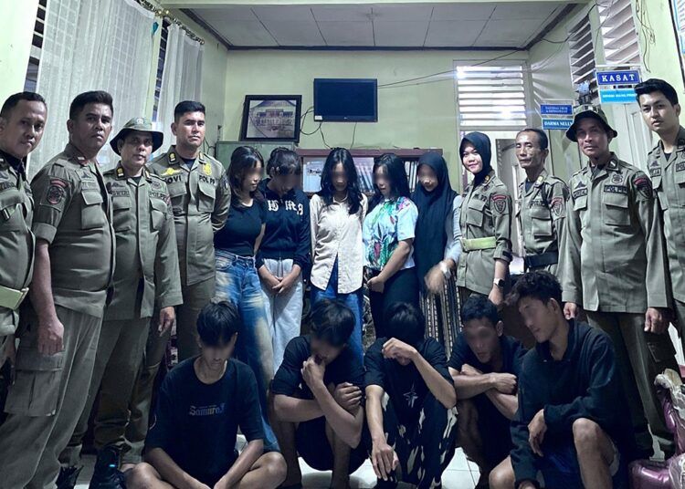 Lima pasang muda-mudi di tempat minim pencahayaan kawasan Painan Salido, Kecamatan IV Jurai, Kabupaten Pesisir Selatan, Sumatera Barat, terjaring razia oleh petugas pada Senin (6/7/2026) sekitar pukul 22.30 WIB.