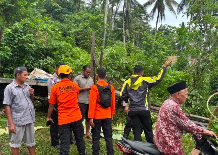 Tim gabungan melakukan evakuasi terhadap seorang kernet truk bermuatan besi yang terlindas truk yang mundur saat melintasi Tanjakan Barangan, Kuranji, Kabupaten Padang Pariaman, Sumatera Barat, pada Selasa (7/7/2026) pagi.