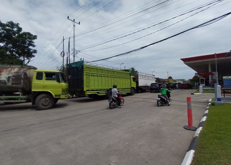 Antrean truk di sejumlah Stasiun Pengisian Bahan Bakar Umum (SPBU) kawasan By Pass, Kota Padang, Sumatera Barat, terlihat mengular pada Rabu (7/7/2026) siang. Foto: Mengki/Sumbarkita