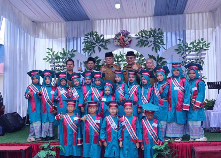 Wakil Wali Kota Payakumbuh Elzadaswarman menghadiri Wisuda Iqra dan Khatam Al-Quran di Masjid Muflihin, Kelurahan Talang, Senin (6/7/2026)
