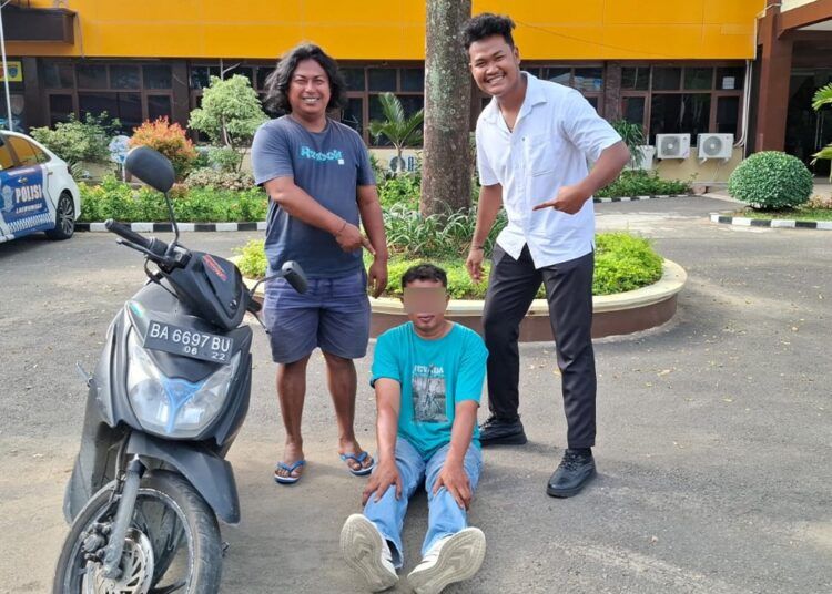 Terduga pelaku pelecehan seksual berinisial AL diamankan Satreskrim Polresta Padang setelah aksinya di kawasan Pantai Padang viral di media sosial