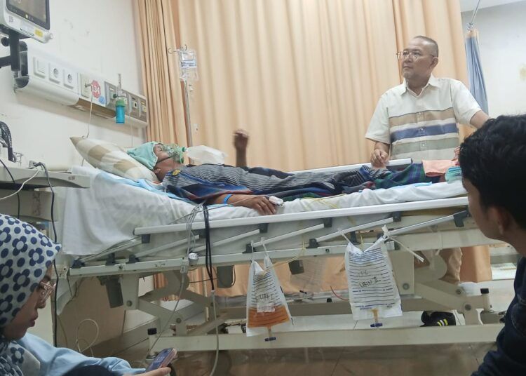 Anak korban, Anesfa, mendampingi ayahnya, Nuardi Koto (54), yang masih menjalani perawatan di RSUP Dr. M. Djamil Padang, Selasa (7/7/2026). (Foto: Qodri Hayatul)